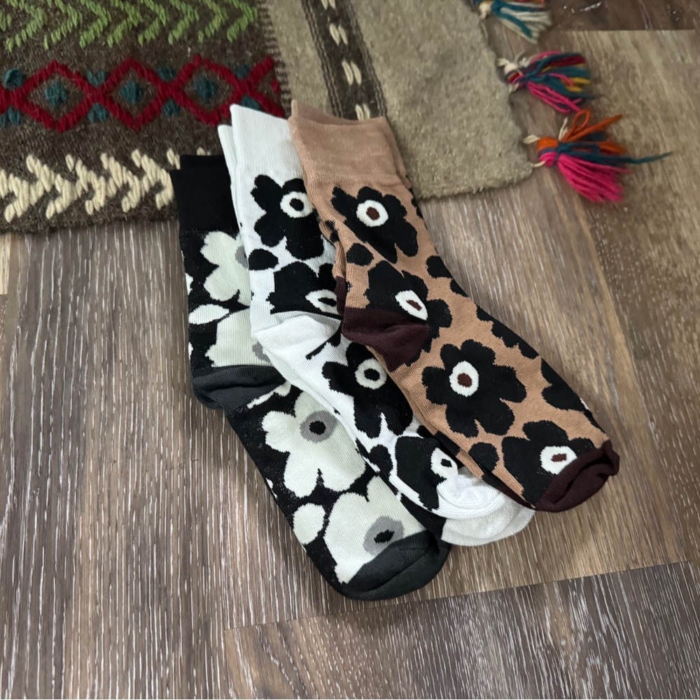 FREE with any purchase Flower Crew Socks Neutral Tones OS NEW - Picture 3 of 4